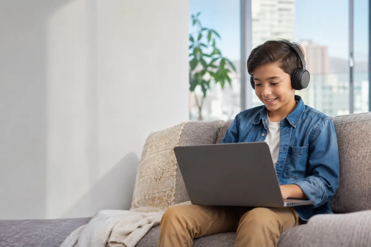Persona usando internet de fibra óptica en casa